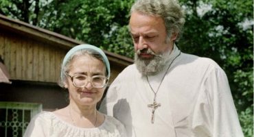 Read more about the article Aleksandras Menis: kankinio žodis. Dokumentinis filmas