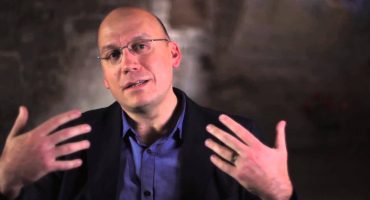 Read more about the article Kodėl Bažnyčia tik kai kuriuos žmones paskelbia šventaisiais?