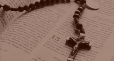 Read more about the article Rožinio malda – kelias į Dievo meilės gelmes. Dokumentinis filmas