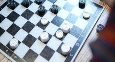 Read more about the article Dienos centras ” Vaikų stotelė” savo veiklą pradėjo vieno kambario bute. Laida “Arčiau mūsų”