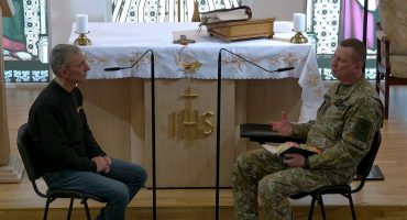 Read more about the article Žuvelė #046 Katalikų Bažnyčios Katekizmo komentaras “Malda. Kas tarnauja maldai”.