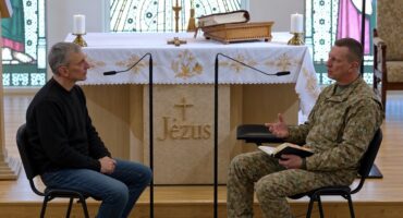 Read more about the article Žuvelė #046 Katalikų Bažnyčios Katekizmo komentaras „Malda. Kas tarnauja maldai”.