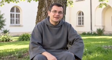 Read more about the article br. Pranciškus CSJ – „Draugas, kuris kviečia kartu švęsti. Apie šv. Mišias.”